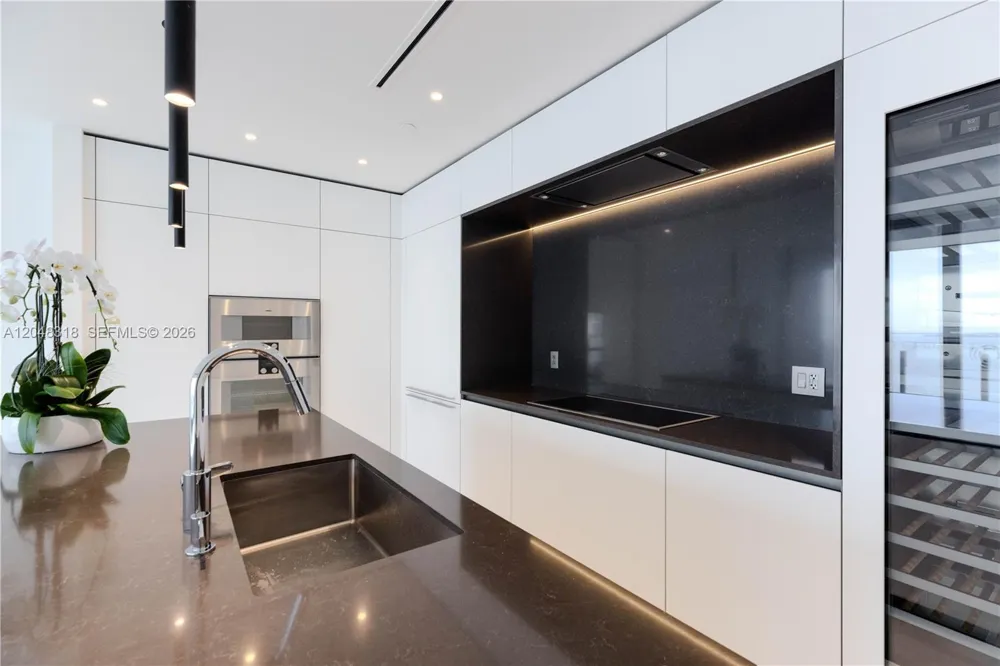 300 Biscayne Blvd Way #2702 Miami, FL 33131