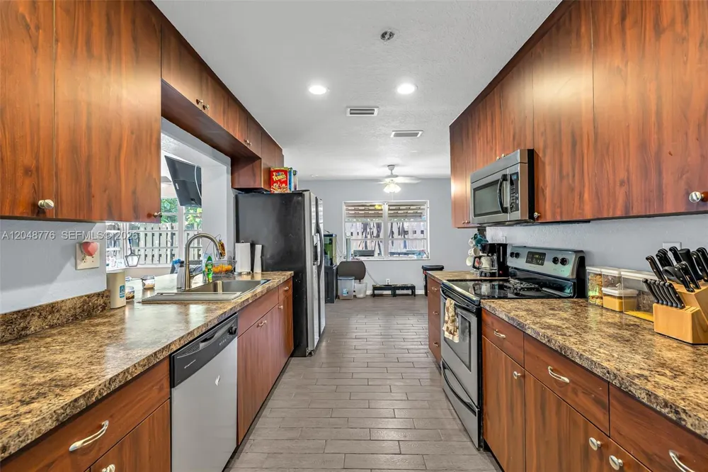 5045 SW 10th St Margate, FL 33068