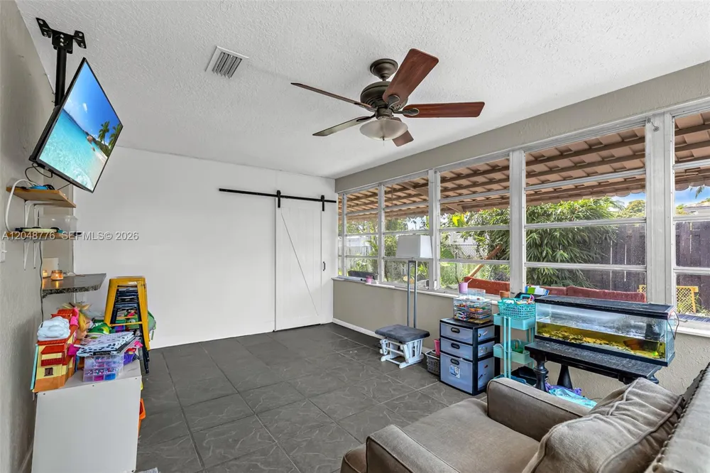 5045 SW 10th St Margate, FL 33068