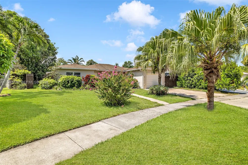 5045 SW 10th St Margate, FL 33068