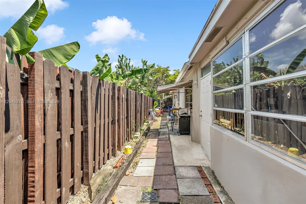 5045 SW 10th St Margate, FL 33068