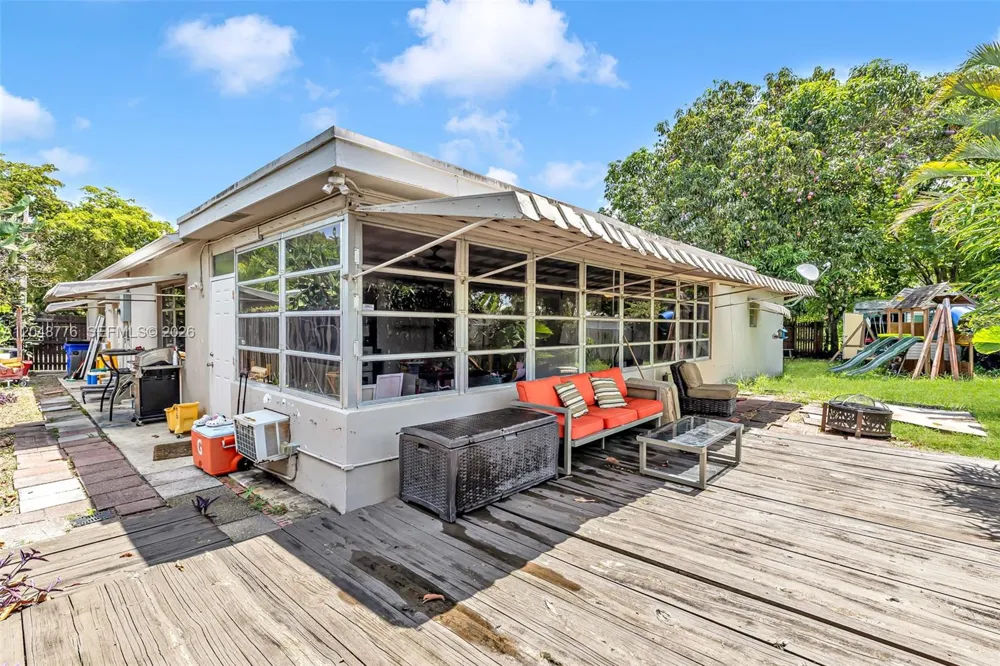 5045 SW 10th St Margate, FL 33068