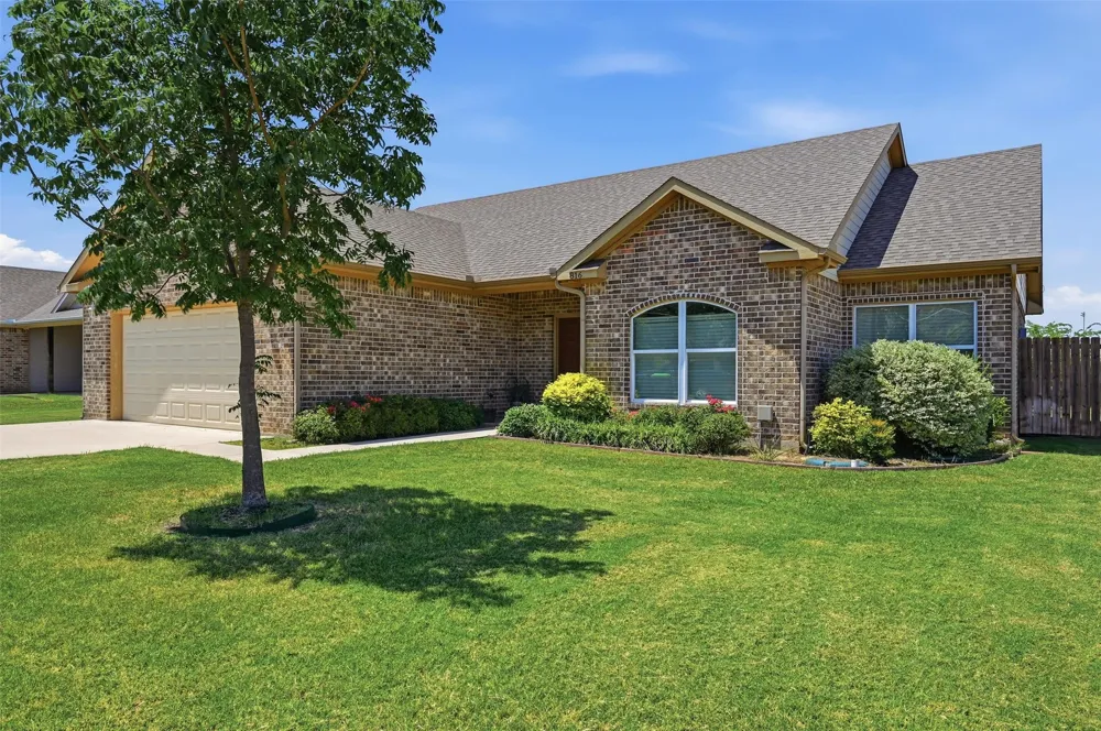 816 E Northside Drive Pilot Point, TX 76258
