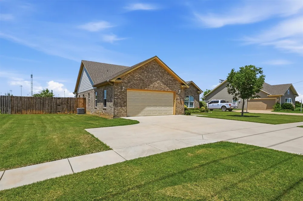 816 E Northside Drive Pilot Point, TX 76258