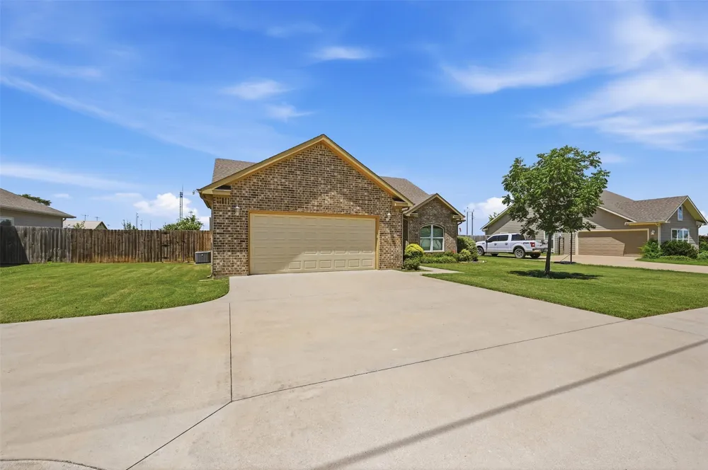 816 E Northside Drive Pilot Point, TX 76258