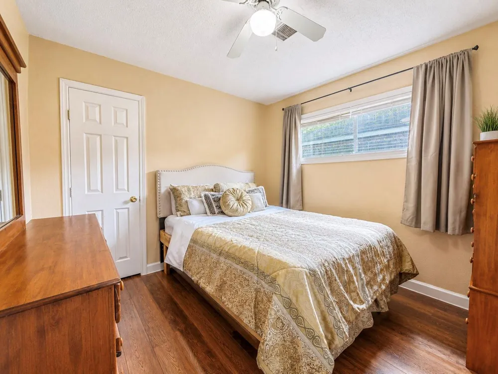 4718 Meadow Park Drive Houston, TX 77048