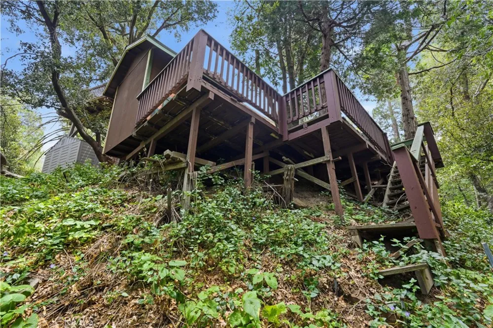 23404 Cloudview Crestline, CA 92325