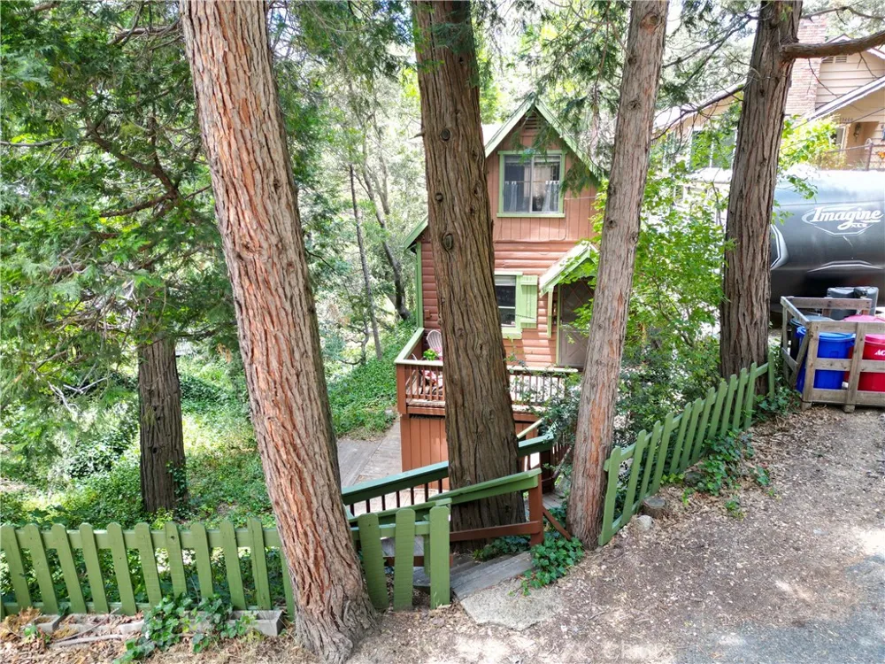 23404 Cloudview Crestline, CA 92325
