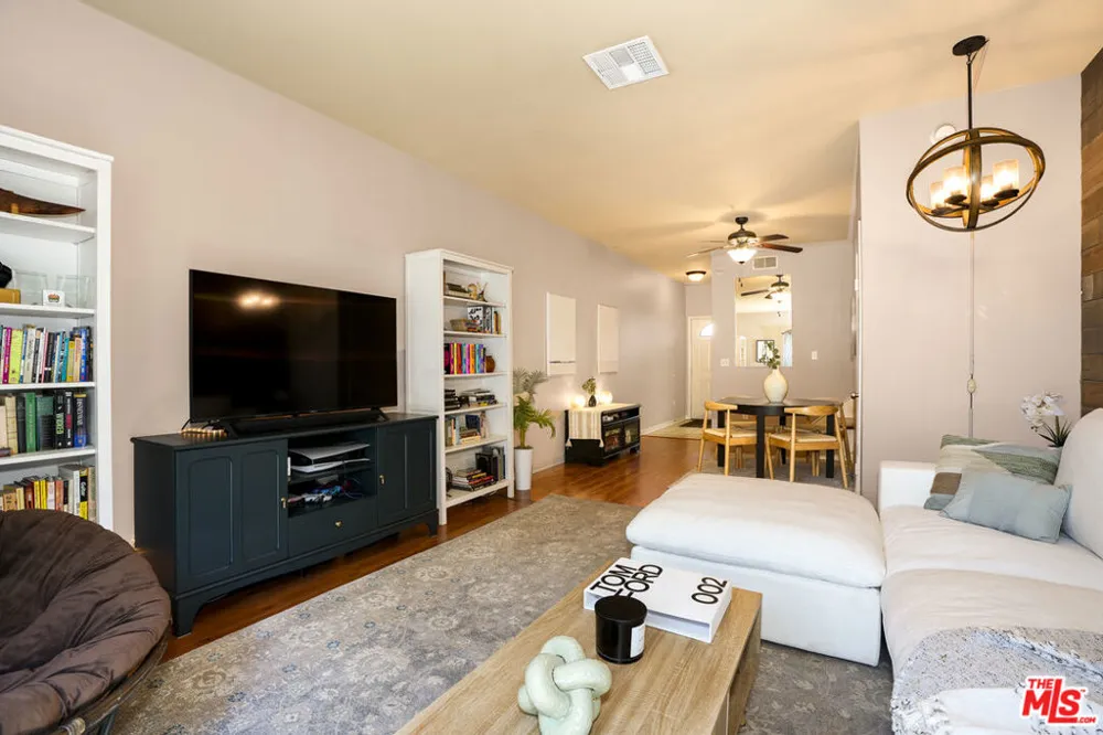 6525 Woodman Avenue #2 Valley Glen, CA 91401