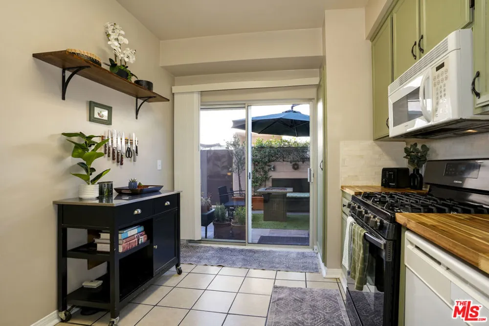 6525 Woodman Avenue #2 Valley Glen, CA 91401