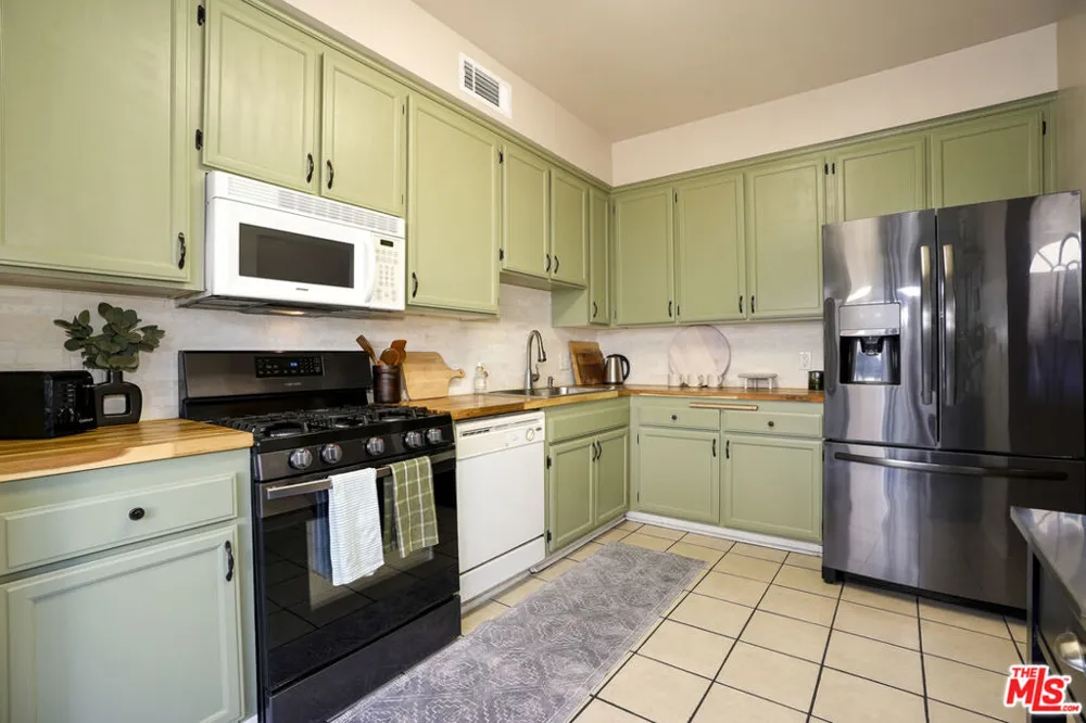 6525 Woodman Avenue #2 Valley Glen, CA 91401