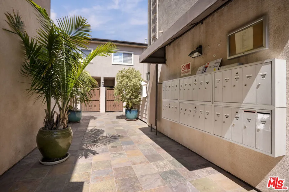 6525 Woodman Avenue #2 Valley Glen, CA 91401