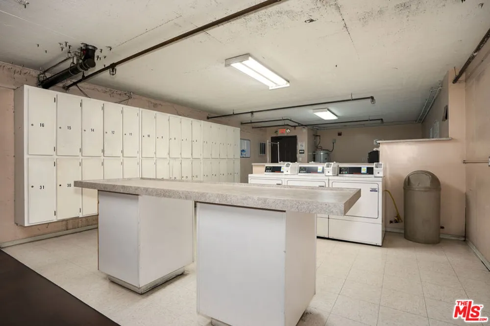 6525 Woodman Avenue #2 Valley Glen, CA 91401