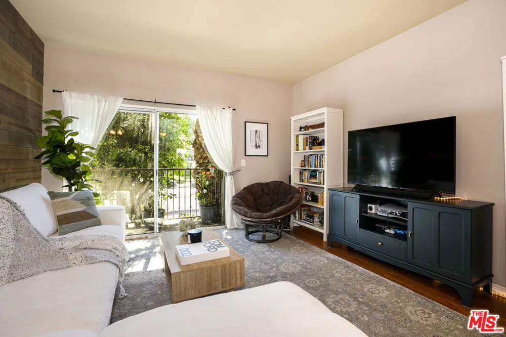 6525 Woodman Avenue #2 Valley Glen, CA 91401