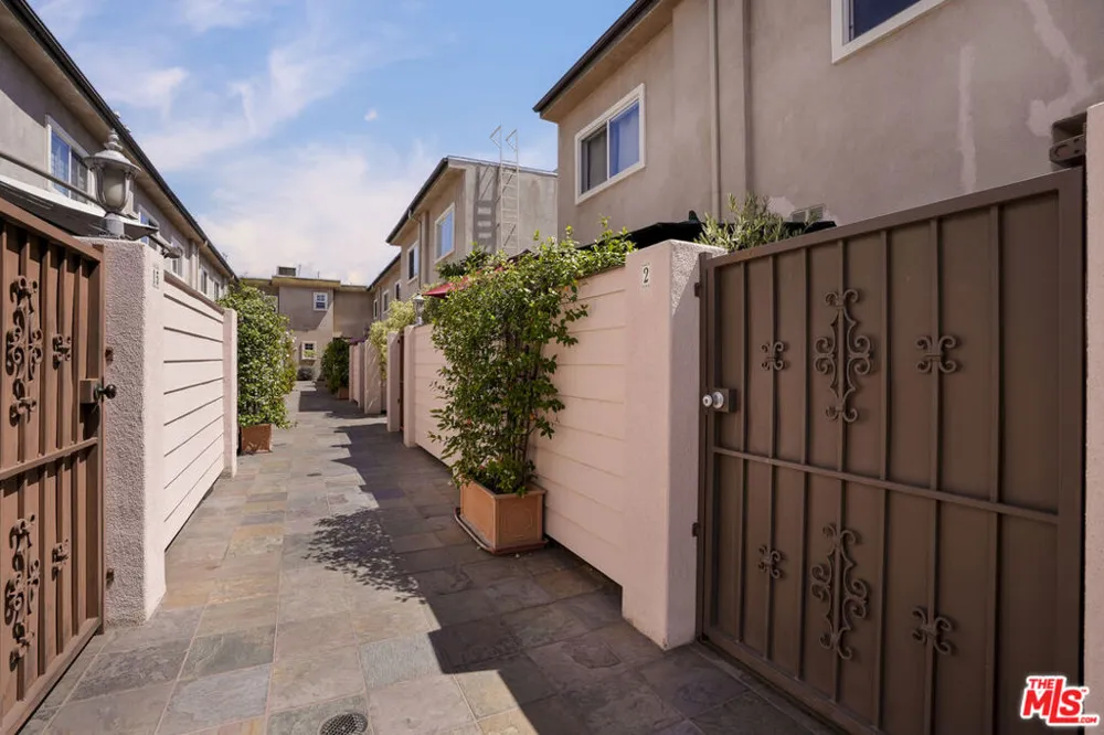6525 Woodman Avenue #2 Valley Glen, CA 91401