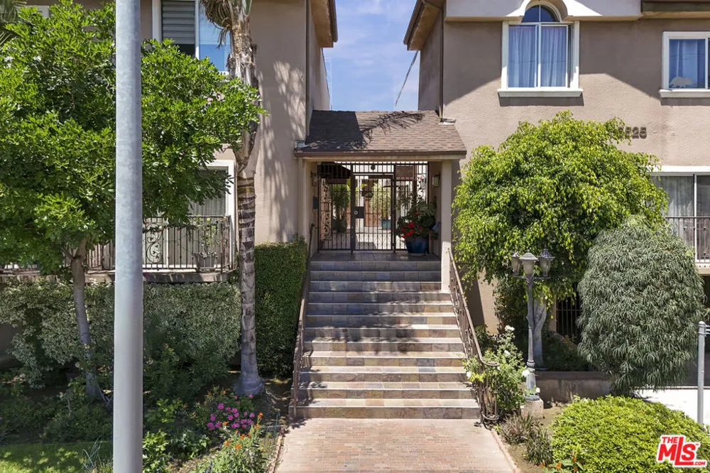 6525 Woodman Avenue #2 Valley Glen, CA 91401