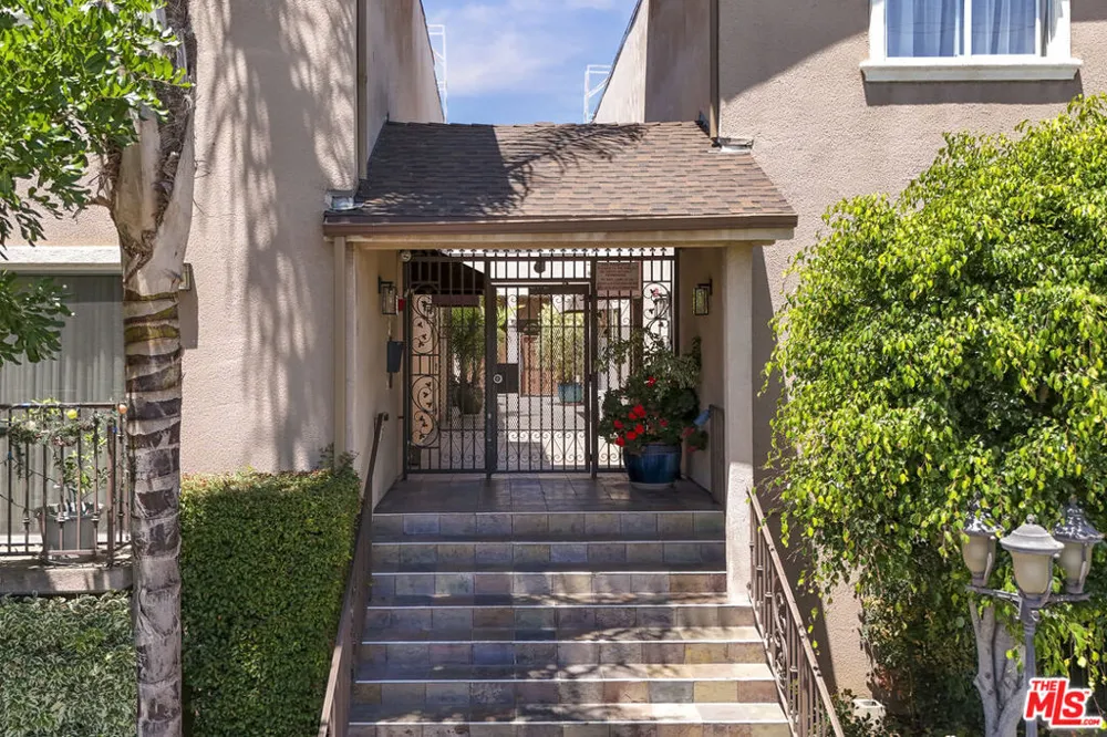 6525 Woodman Avenue #2 Valley Glen, CA 91401