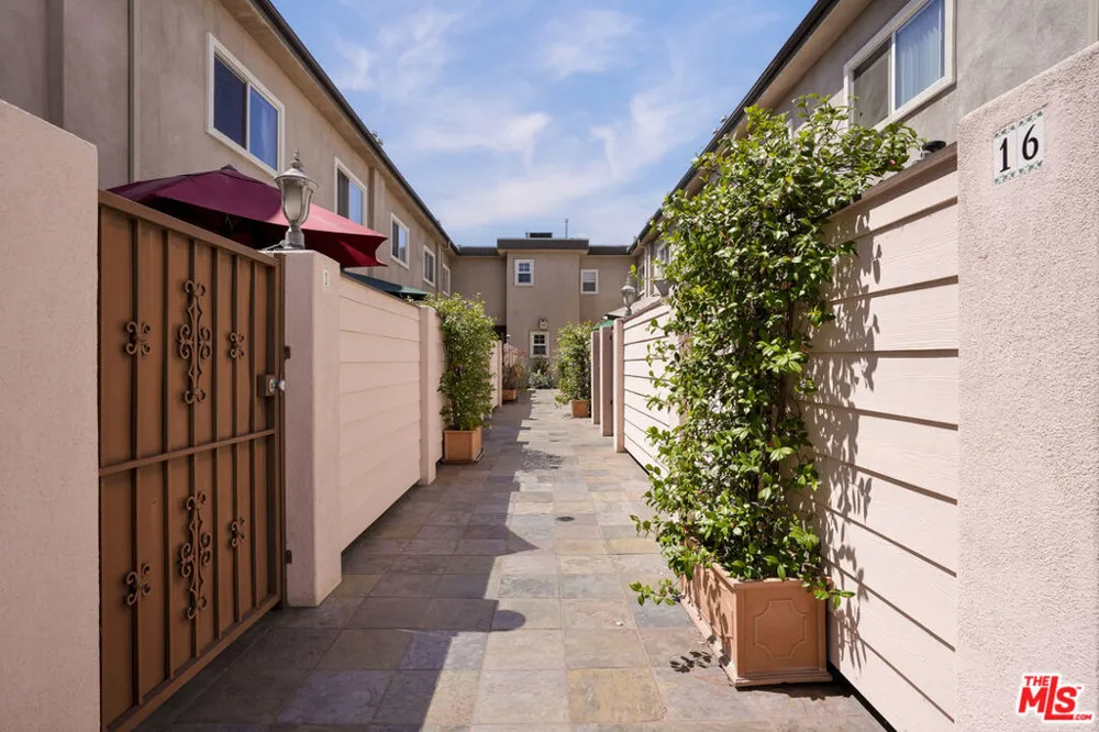 6525 Woodman Avenue #2 Valley Glen, CA 91401