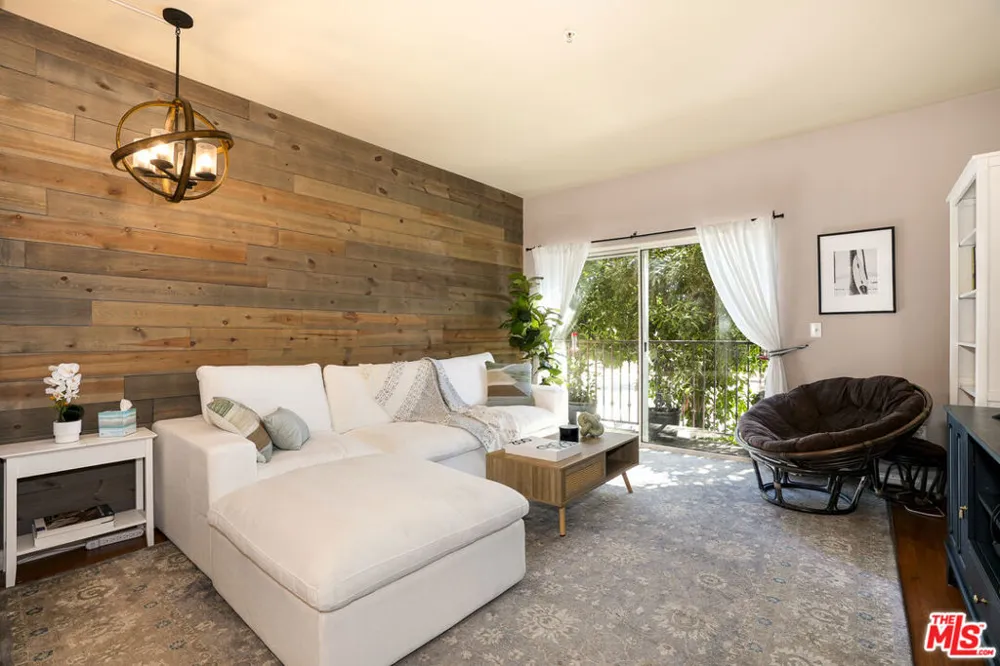 6525 Woodman Avenue #2 Valley Glen, CA 91401