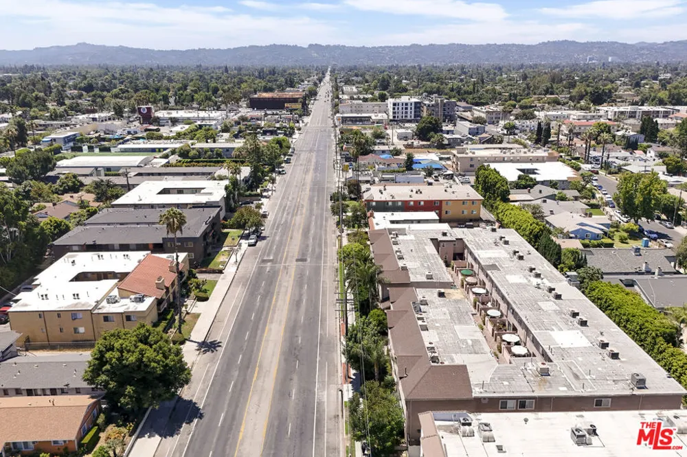 6525 Woodman Avenue #2 Valley Glen, CA 91401
