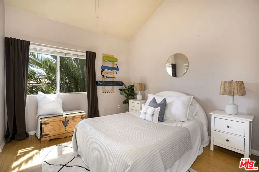 6525 Woodman Avenue #2 Valley Glen, CA 91401