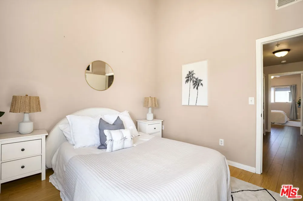 6525 Woodman Avenue #2 Valley Glen, CA 91401