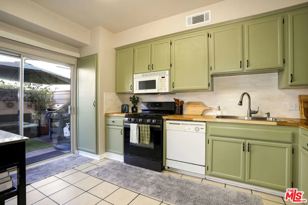 6525 Woodman Avenue #2 Valley Glen, CA 91401