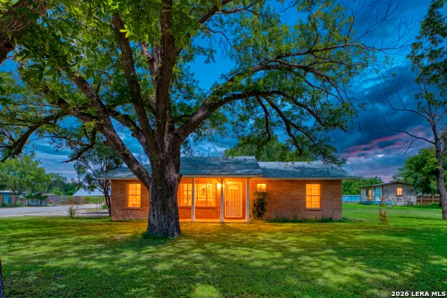 300 S FARRAR Uvalde, TX 78801