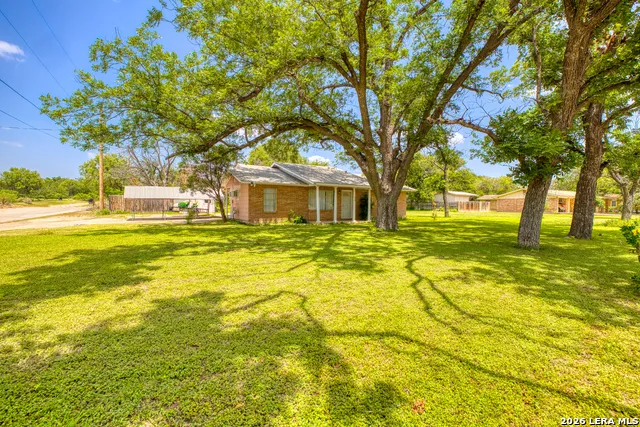 300 S FARRAR Uvalde, TX 78801