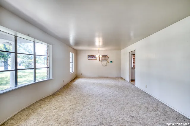 300 S FARRAR Uvalde, TX 78801