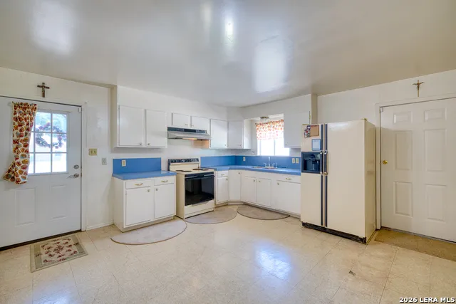 300 S FARRAR Uvalde, TX 78801