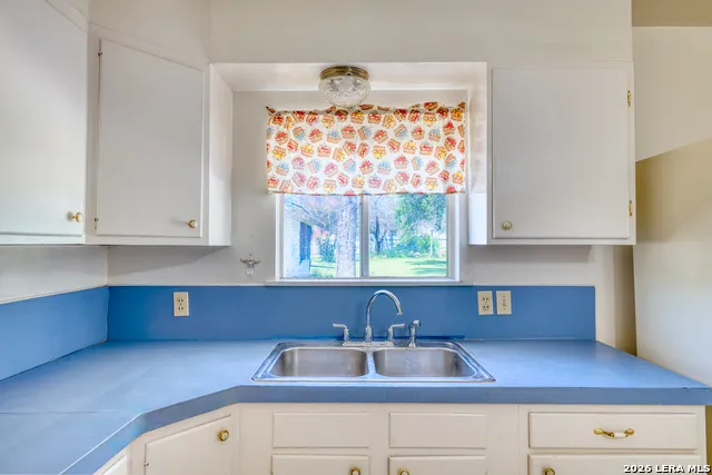 300 S FARRAR Uvalde, TX 78801