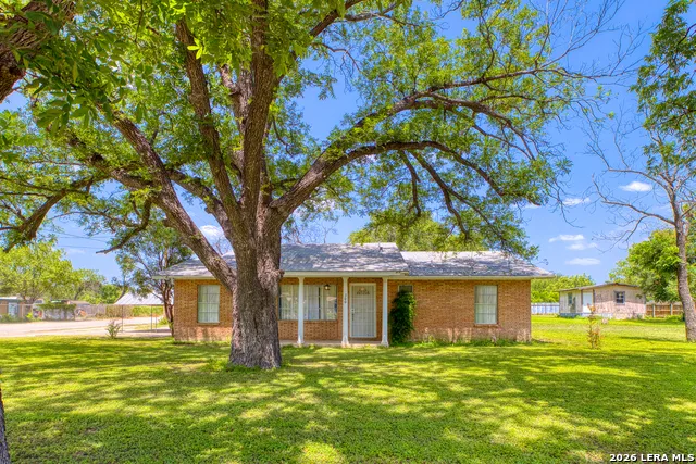 300 S FARRAR Uvalde, TX 78801