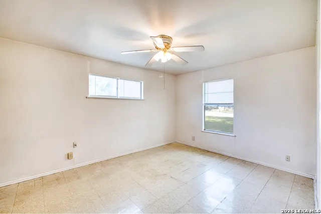 300 S FARRAR Uvalde, TX 78801