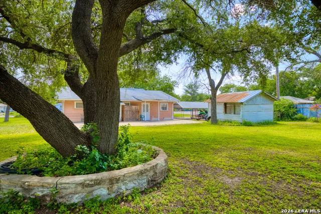 300 S FARRAR Uvalde, TX 78801