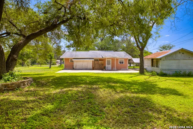 300 S FARRAR Uvalde, TX 78801