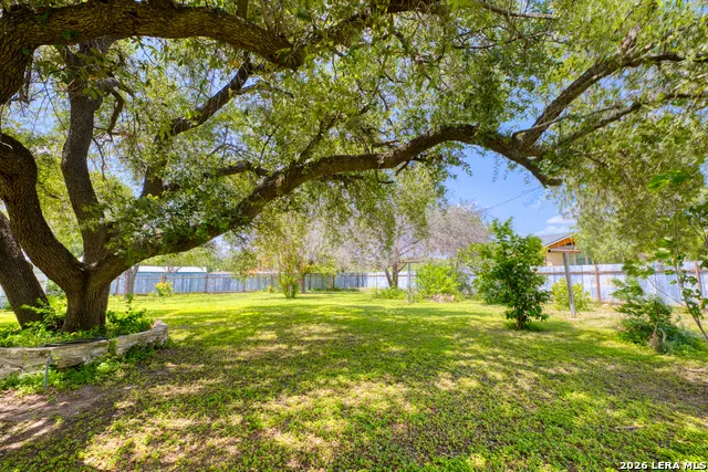 300 S FARRAR Uvalde, TX 78801