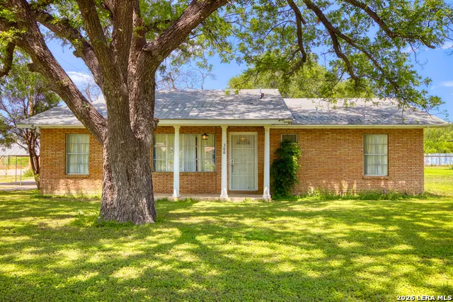 300 S FARRAR Uvalde, TX 78801
