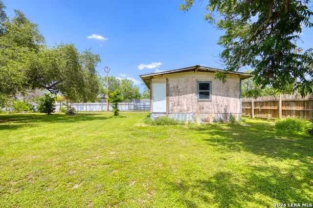 300 S FARRAR Uvalde, TX 78801