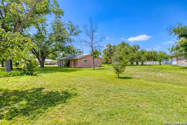 300 S FARRAR Uvalde, TX 78801