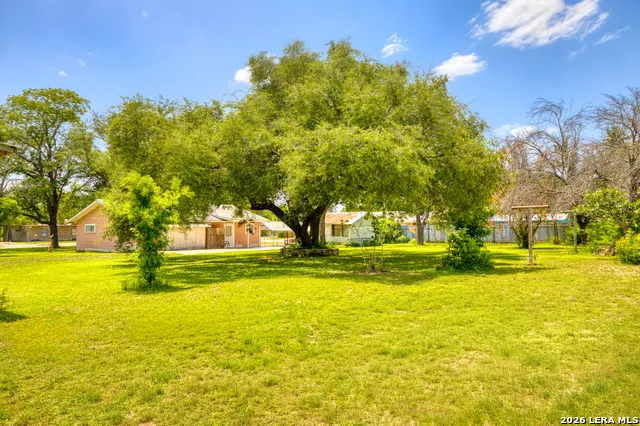 300 S FARRAR Uvalde, TX 78801