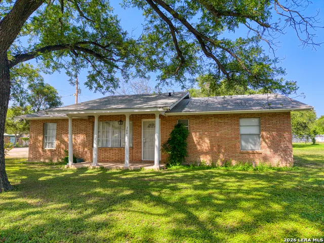 300 S FARRAR Uvalde, TX 78801