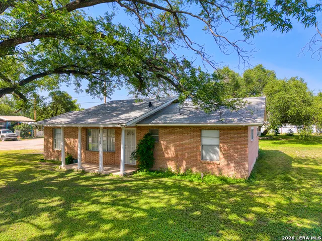 300 S FARRAR Uvalde, TX 78801