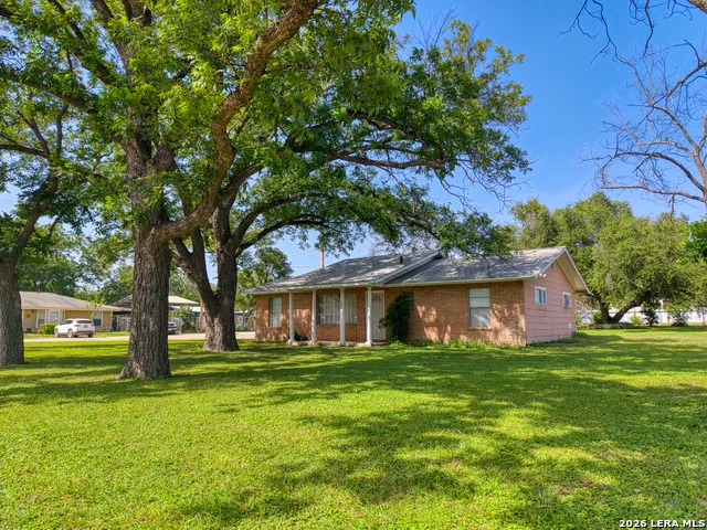 300 S FARRAR Uvalde, TX 78801