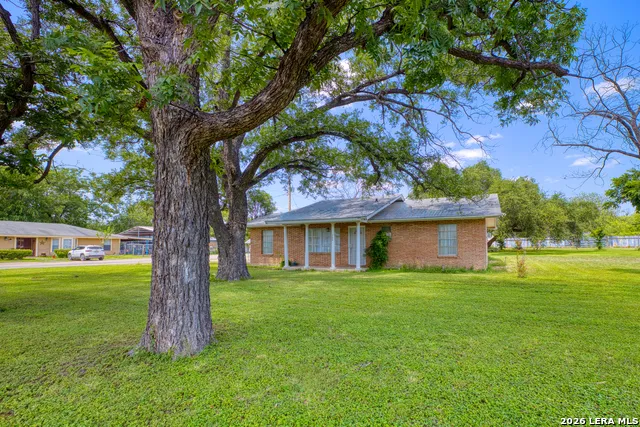 300 S FARRAR Uvalde, TX 78801