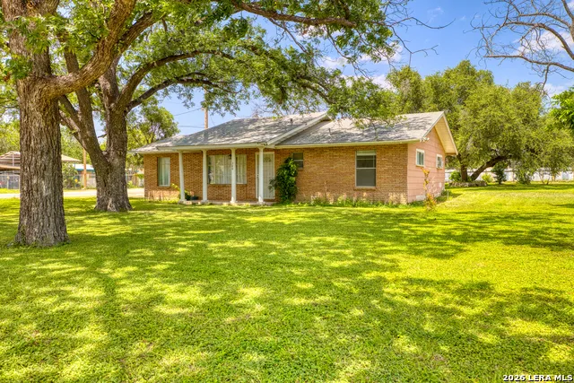 300 S FARRAR Uvalde, TX 78801