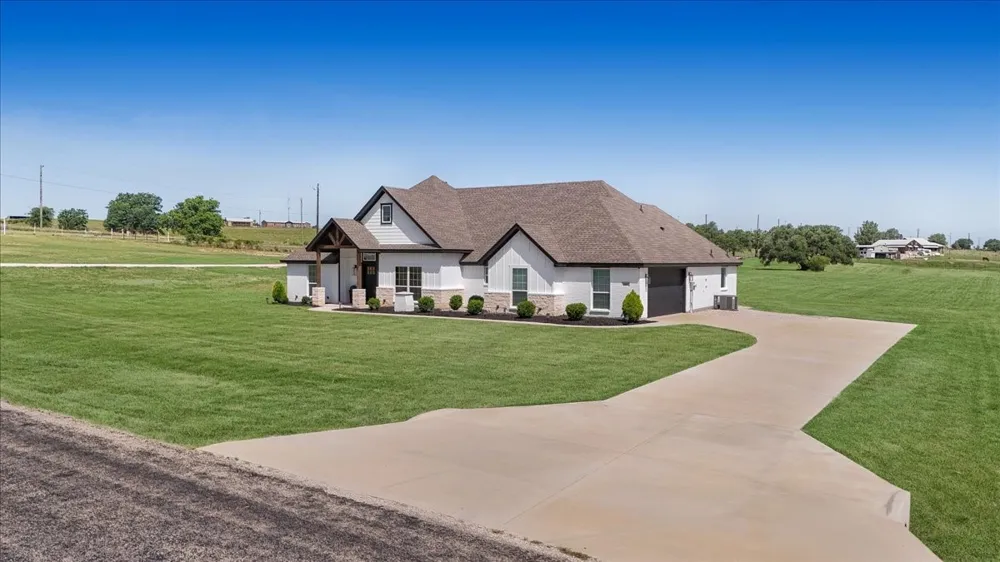 1005 Paradise Parkway Poolville, TX 76487