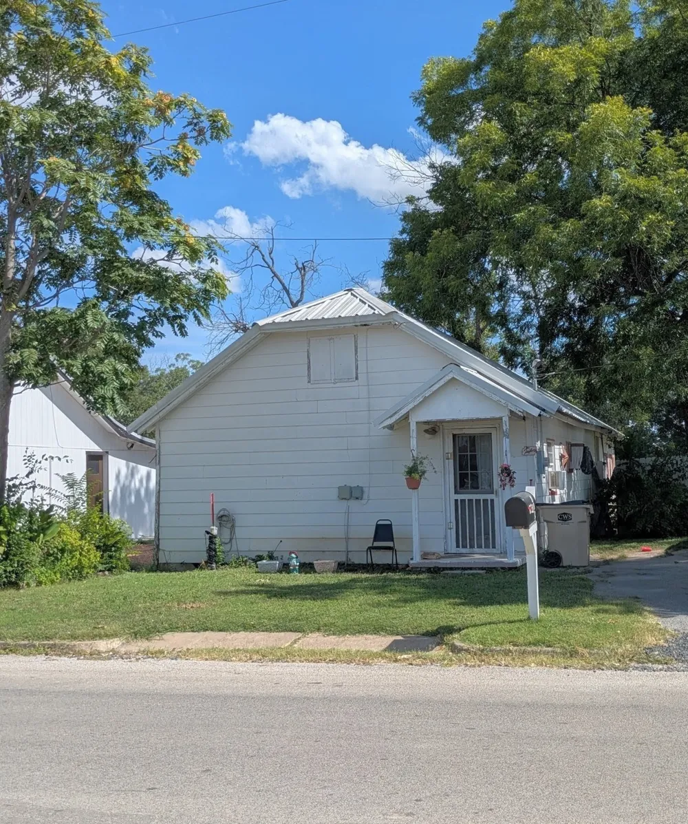 102 E Oak Avenue Comanche, TX 76442