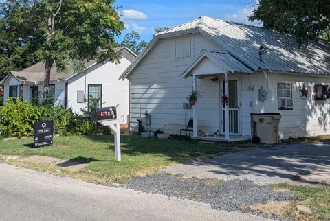 102 E Oak Avenue
