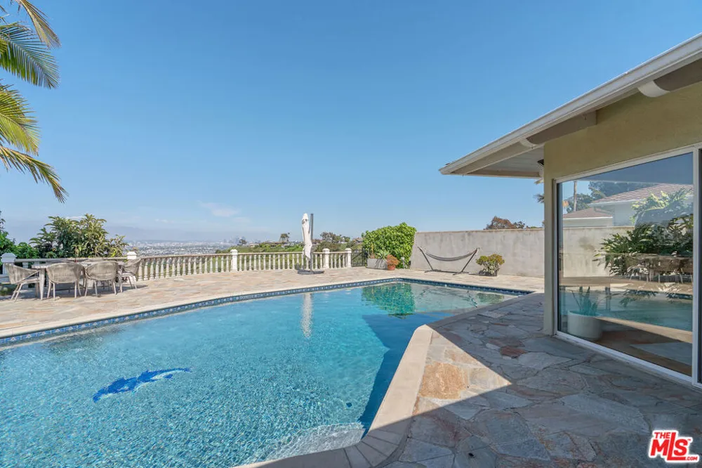 4246 S Cloverdale Avenue Los Angeles, CA 90008